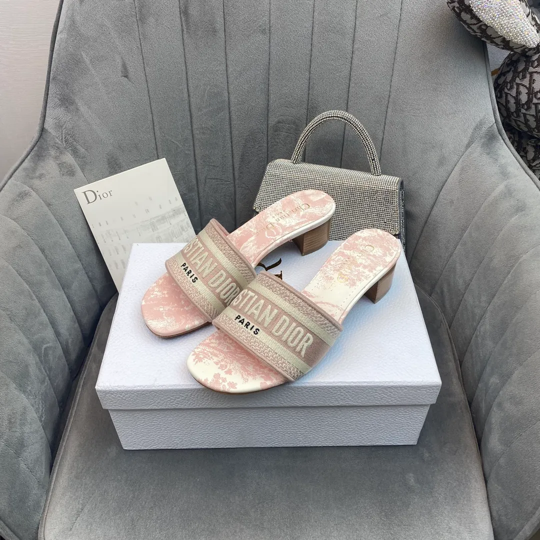 👟👟Ex-factory price 380👟👟 Women's shoes Women's clothing Dior Dior 2021 DWAY early spring new flip-flops women's shoes CD letter logo three-dimensional embroidery flat sandals Round toe thick heel jelly color slingback slippers The top version on the market Material: upper original consistent high-temperature water-soluble cotton electro-embroidery technology fabric + water-dyed sheepskin lining + Italian leather outsole Heel height: flat/4.5CM size: 34-43 (34.40.41.42.43 is custom-made and cannot be returned or exchanged)